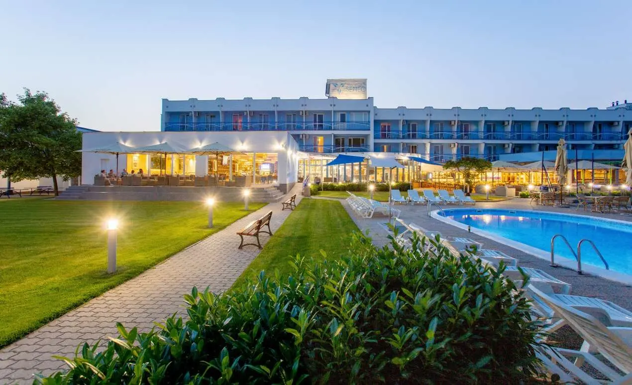 Hotel Senec s bazénom a areálom pri Slnečných jazerách
